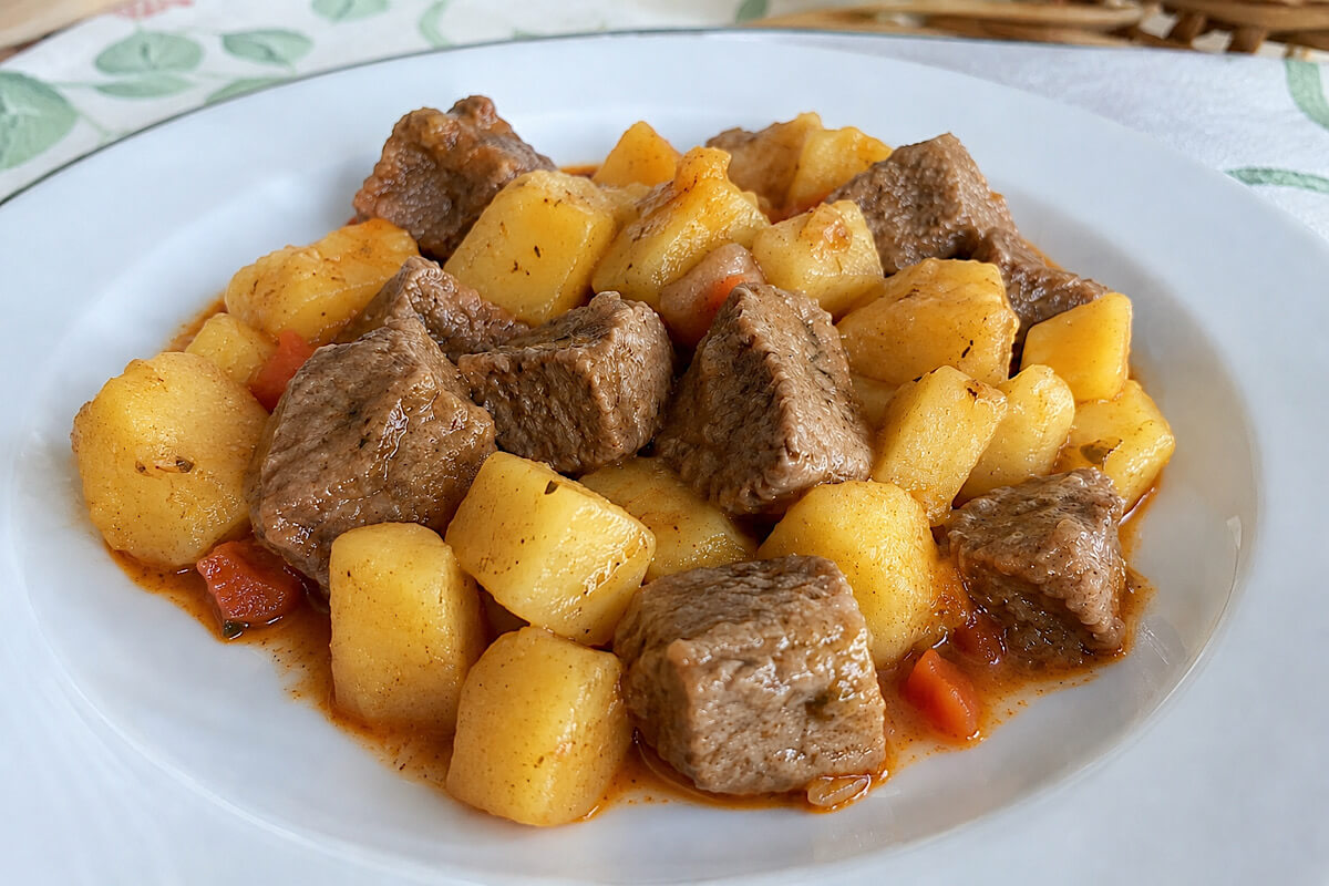 Spezzatino con patate Bimby: tenero, cremoso e con quel sughetto che chiama subito il pane
