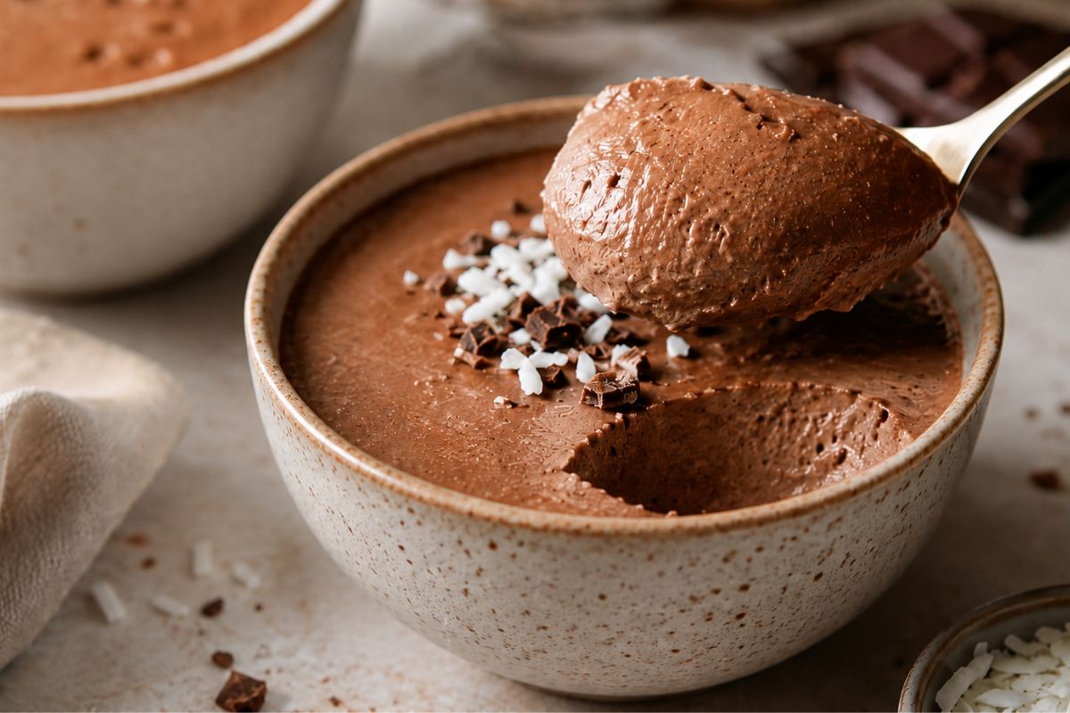 Due ingredienti, zero stress: la mousse fresca con cocco e cioccolato. Ricetta Bimby
