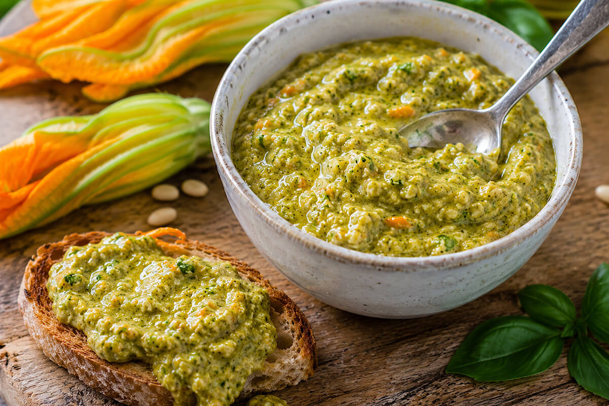 Altro che fritti: con il Bimby i fiori di zucca diventano un pesto profumato per pasta e crostini