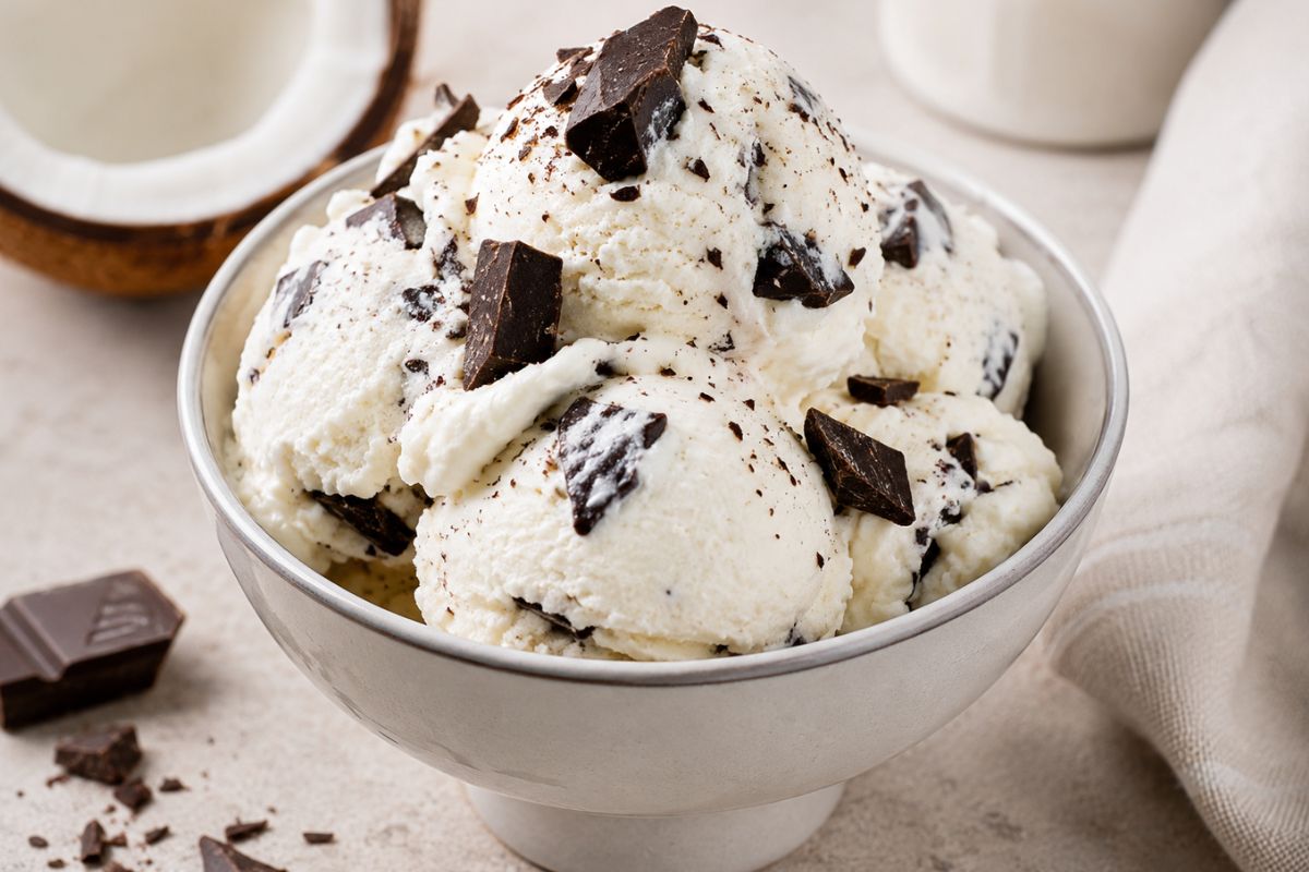 Gelato crema cocco e cioccolato con il Bimby Questa ricetta Bimby è TROPPO furba: il dessert freddo che sembra gelato ma si fa in un attimo