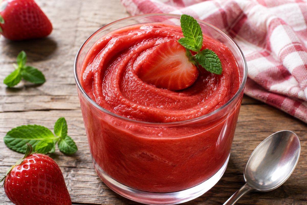 La ricetta fredda più veloce dell’estate: frulla e servi subito questa granita alle fragole con il Bimby