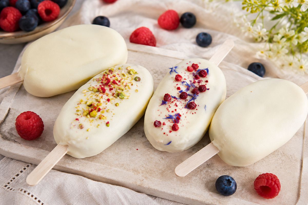 Questi gelati fatti con il Bimby sembrano comprati, con un guscio al cioccolato bianco irresistibile