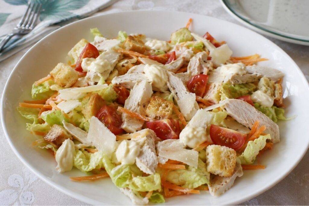 Insalata di pollo con lattuga, carote e maionese con il Bimby