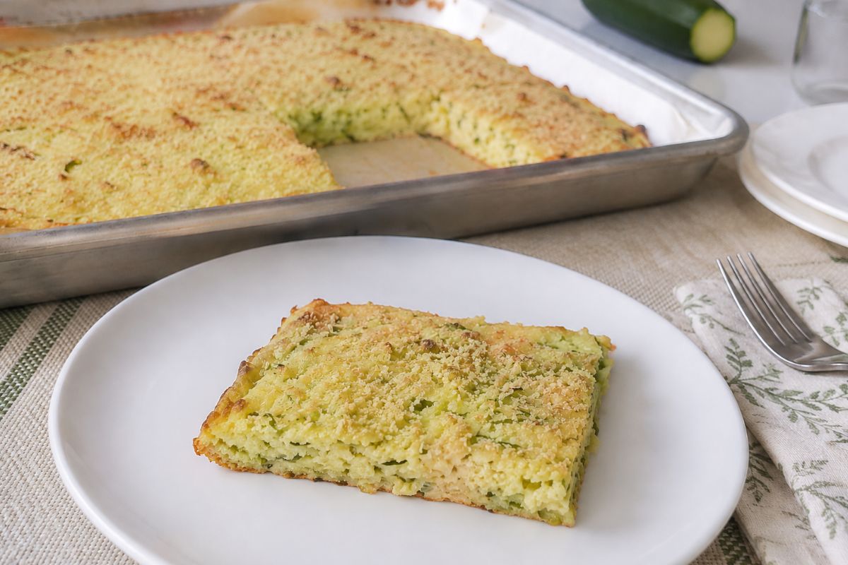 Non ti serve la farina per questa schiacciata di zucchine morbidissima: impasto pronto in 30 secondi con il Bimby