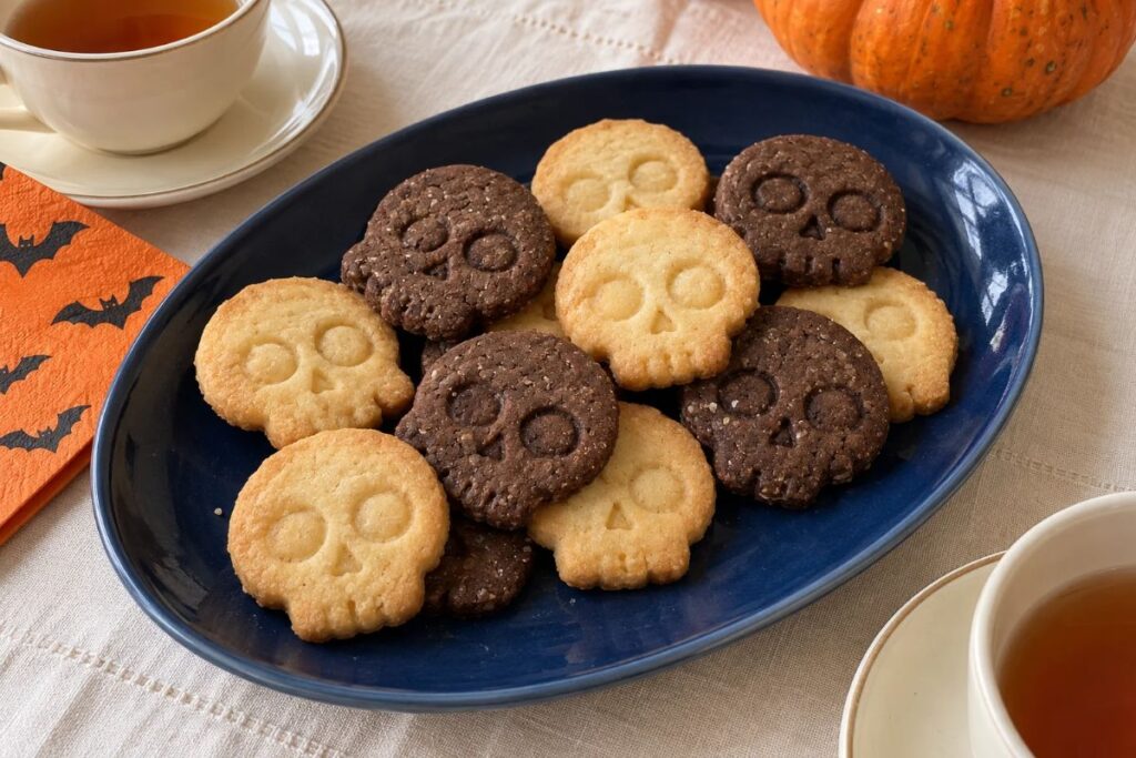 Hai una formina a teschio? È il momento di usarla: i biscotti di Halloween con il Bimby in 2 versioni